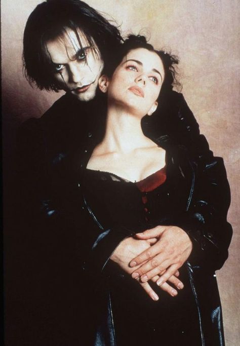 Ash Corven and Sarah in The Crow: City of Angels. The Crow City Of Angels, Mia Kirshner, Crow Movie, Brandon Lee, Romantic Goth, The Crow, Movie Couples, City Of Angels, Poses References