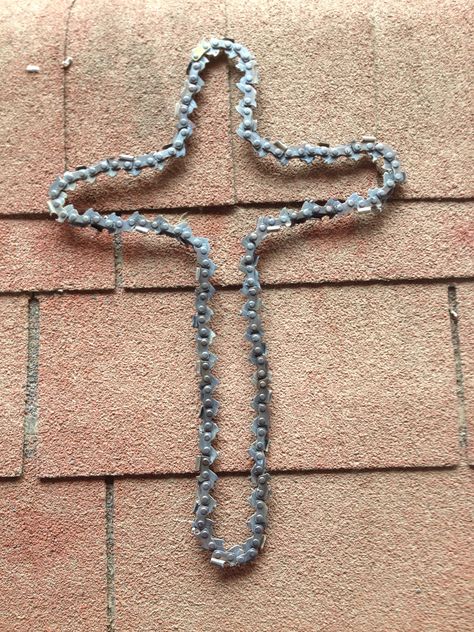 Cross.I made this . Welded chainsaw blade. From Rustic Repo. Chains Art, Chainsaw Art, Chainsaw Chains, Old Metal, Chainsaw Carving, Metal Yard Art, Metal Cross, Neat Ideas, Chainsaw