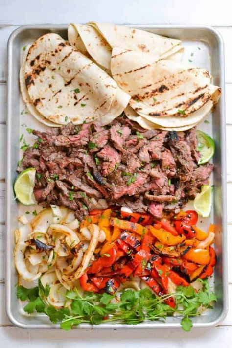 Skirt Steak Fajitas and The Greatest Quick and Healthy Meals Ever! Skirt Steak Fajitas, Steak Fajita Recipe, Resep Diet, Fajita Recipe, Steak Fajitas, God Mat, Skirt Steak, Carne Asada, Easy Weeknight Dinners