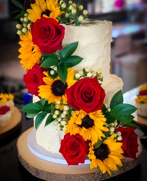 Sunflower And Rose Wedding, Red Sunflower Wedding, Red Roses And Sunflowers, Rose Wedding Theme, Sunflower Wedding Cake, Sunflowers Roses, Sunflower Wedding Decorations, Rustic Sunflower Wedding, Barn Apartment