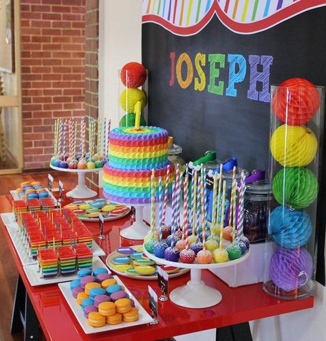 Love the Chalkboard Back Drop for this Adorable Rainbow Party Table Rainbow Cake Pops, Motto Party, Trolls Birthday Party, Rainbow Parties, Art Birthday Party, Rainbow Birthday Party, Cakes And Cupcakes, Birthday Party Planning, Rainbow Theme