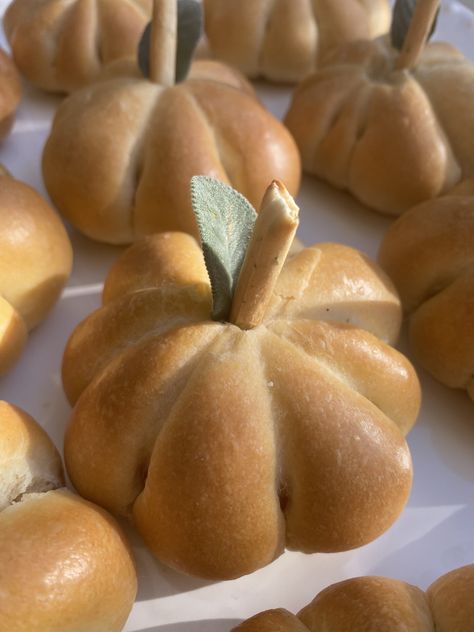 Pumpkin Shaped Dinner Rolls Pumpkin Shape Dinner Rolls, Pumpkin Shaped Dinner Rolls Easy, Pumpkin Shaped Dinner Rolls, Pumpkin Shaped Rolls, Shaped Dinner Rolls, Pumpkin Dinner Rolls, Dinner Rolls Easy, Thanksgiving Rolls, Cheese Pumpkin