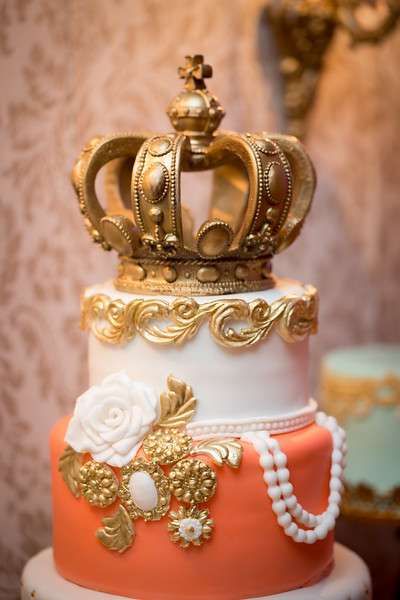 Queen Cake Ideas, Dinner Soiree, Queen Birthday Cake, 30th Birthday Dinner, Birthday Dinner Ideas, Birthday Cake Crown, Queens Birthday Cake, Jubilee Cake, Birthday Soiree