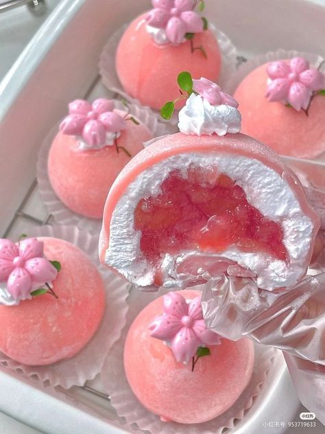 Kue Macaroon, Pink Desserts, Kawaii Cooking, Pretty Dessert, Yummy Comfort Food, Think Food, Sweet Snacks Recipes, Food Drinks Dessert, Cute Desserts