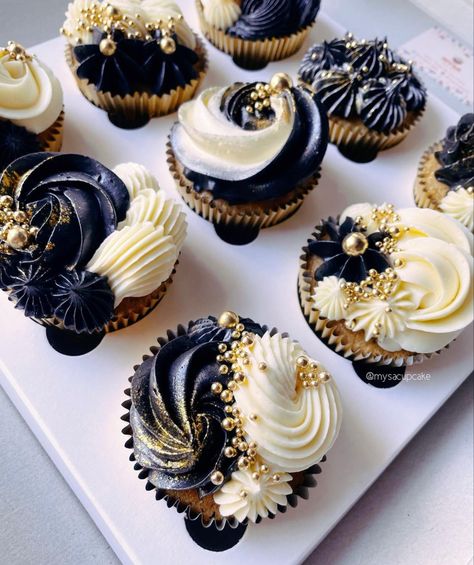 Black And Gold Birthday Cake, 40th Birthday Cupcakes, 50th Birthday Cupcakes, Black And White Cupcakes, Black And Gold Cake, Black Cupcakes, Cupcakes For Men, Gold Dessert, Gold Cupcakes