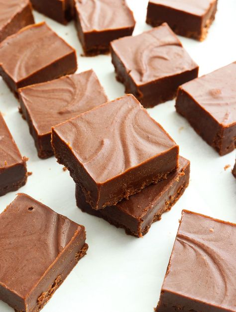 Vegan Fudge Fudge Condensed Milk, Detoxinista Recipes, Vegan Fudge Recipes, Vegan Fudge, Peppermint Fudge, Healthier Treats, Healthier Sweets, Healthy Candy, Easy Vegan Dessert