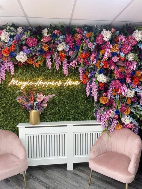 Big Flower Wall Decor, Business Lobby Ideas, Small Flower Decorations, Salon Flower Wall Ideas, Ceiling Floral Decor, Bright Salon Decor, Floral Wall Design, Flower Wall Living Room, Salon Wall Decor Ideas