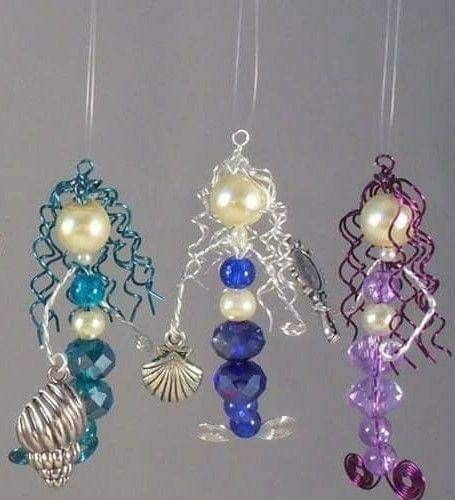 Beaded Wire Art, Bead People, Beaded People, Beaded Mermaid, Handmade Christmas Crafts, Wire Jewelry Designs, Bead Charms Diy, Handmade Jewelry Tutorials, Diy Wire Jewelry