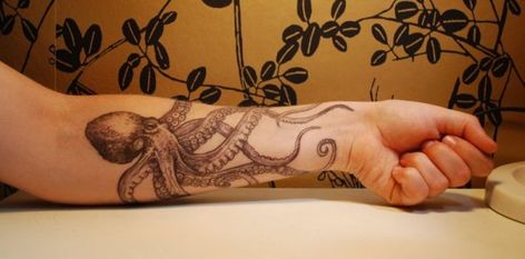 Tattoo Special, Octopus Tattoo Sleeve, Kraken Tattoo, Squid Tattoo, Octopus Tattoo Design, Octopus Tattoos, Tattoos Geometric, Octopus Tattoo, Initial Tattoo