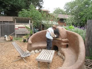 Cob Bench, Cob House Plans, Cob Oven, Cob Building, Earth Bag Homes, Mud House, Earthship Home, Yard Landscape, Outdoor Oven