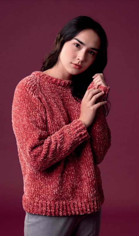 This simple pullover pattern is the perfect knit for the chillier months. This free pattern is designed by Bernat. Chenille Knitting Patterns, Chenille Knitting Patterns Free, Chenille Crochet Patterns Free, Ladies Sweaters Patterns, Chenille Crochet, Simple Pullover, Weather Clothes, Jumper Knitting Pattern, Velvet Sweater