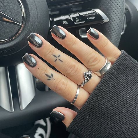 Black Chrome Nail, Almond Shape Designs, Glossy Black Nails, Chrome Nails Ideas, Almond French Tips, Black Nail Ideas, Black Chrome Nails, Black French Manicure, Black French Nails