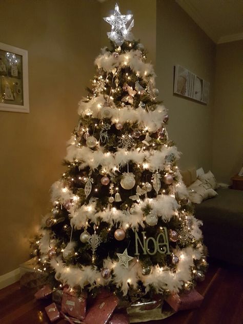 My Feather boa tree at night.. soo pretty Feather Boa Christmas Tree, Christmas Tree Feathers, Feather Christmas Tree, Tree At Night, Rose Gold Christmas Tree, Feather Boas, Christmas Tree Inspo, Pretty Christmas Trees, Pretty Christmas Decorations