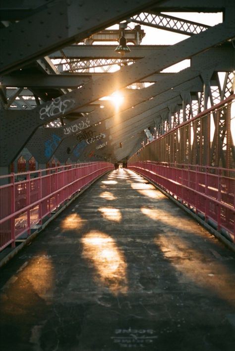 Williamsburg Bridge Nyc, Williamsburg Nyc, Graffiti Bridge, Photo Bridge, Nyc Landmarks, Williamsburg Bridge, Graphics Background, Urban Graffiti, Grad Pics