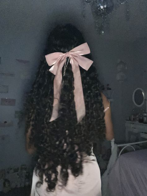 Pink Bow In Hair Aesthetic, Curly Hair Girls Aesthetics, Curly Hair Asethic, Coquette Aestethic Black Women, Preppy Curly Hairstyles, Curly Hairstyle With Bow, Black Short Hair Aesthetic, Bow In Curly Hair, Cute Hairstyles With A Bow