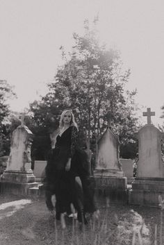 Cemetery Portraits Photography, Graveyard Birthday Photoshoot, Photoshoot In Cemetery, Spooky Cemetary Photoshoot, Cemetary Photoshoot Ideas, Halloween Cemetery Photoshoot, Cemetery Maternity Photos, Graveyard Photoshoot Ideas, Goth Graduation Pictures