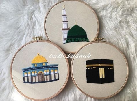 Kaaba Embroidery Hoop, Mosque Embroidery, Embroidery Islamic, Islamic Embroidery, Embroidery Hoop Art Diy, Stile Hijab, Islamic Art Canvas, Embroidery Lessons, Hand Embroidery Patterns Flowers