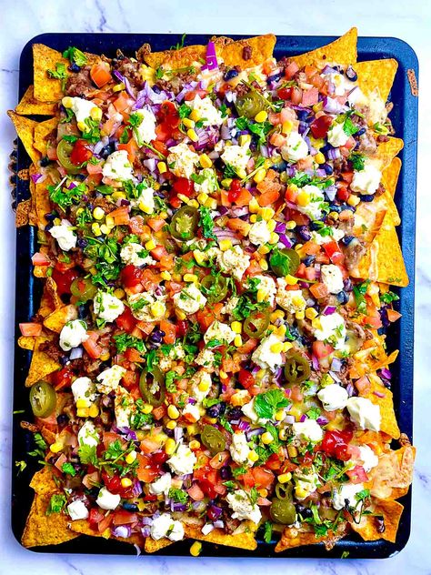 Epic Beef Nachos Supreme, Neapolitan Pizza Sauce Recipe, Nacho Dinner, Beef Nachos Supreme, Nacho Supreme, Nachos Supreme Recipe, Football Tailgate Food, Chili Nachos, Pizza Nachos