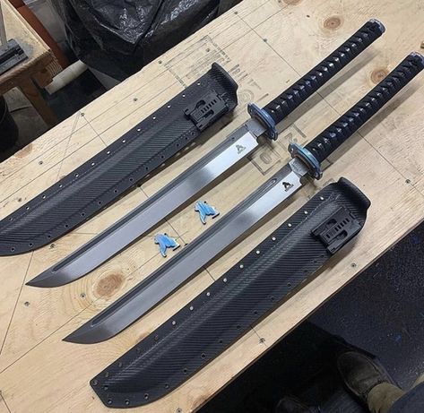 Wojskowy Humor, Tactical Swords, Pretty Knives, Tactical Gear Loadout, Cool Swords, Samurai Swords, Cool Knives, Survival Gear, Axes