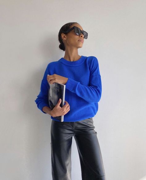 Cobalt Blue Sweater Outfit, Blue Pullover Outfit, Knitted Sweater Outfit, Cobalt Blue Outfit, Longsleeves Outfit, Vivi Fashion, Blue Sweater Outfit, Workwear Chic, Royal Blue Sweater