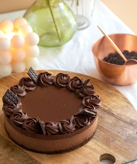 Chocolate Cheesecake Decoration Ideas, Truffle Cake Decoration Ideas, Classy Chocolate Cake, Chocolate Birthday Cake Aesthetic, Chocolate Truffle Cake Designs, Eggless Brownie Recipe, Cheesecake Decoration, Fresh Fruit Cake, Truffle Cake