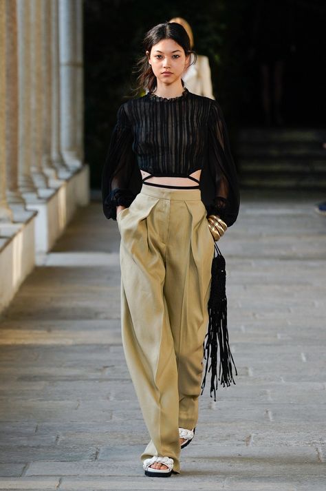 Fashion Trends Fall, Fall Fashion 2022, 2022 Fashion Trends, Milano Fashion Week, Mode Casual, Sophie Turner, 2022 Fashion, Cropped Tops, Summer Fashion Trends