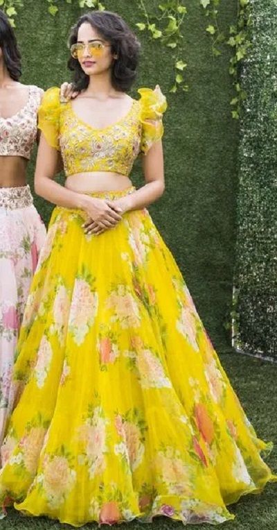 Haldi Lehanga Design, Crop Tops For Haldi, Blouse Design For Haldi Ceremony, Lehnga Crop Top Designs Latest, Haldhi Dress Girl, Haldi Gown Designs, Fancy Crop Top Lehenga, Crop Top Lehanga Models Latest, Haldi Blouse Design For Bride