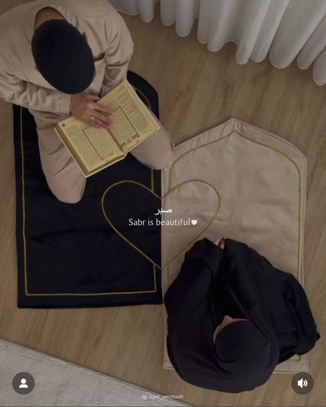 Praying Couple Aesthetic, Pray Together Couple, Muslim Couples Aesthetic, Praying Couple, Pray Muslim, Couples Hidden Face Pics, Muslim Aesthetic, Reading Pictures, Shia Muslim