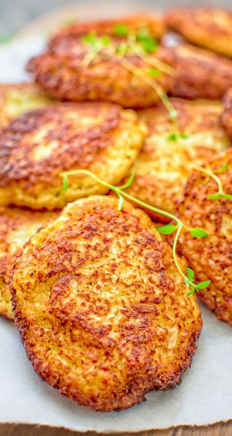 These delicious and simple Cauliflower Fritters make a quick and easy lunch or a healthy snack. Kid-friendly and very addictive! #cauliflower #fritters #lunch #snack #vegetarian #recipeoftheday Vegtebales Recipe, Fritters Recipes, Dinner Zucchini, Recipes Cauliflower, Cauliflower Fritters, Fritter Recipes, Easy Lunch, Snacks Recipes, Healthy Snacks For Kids