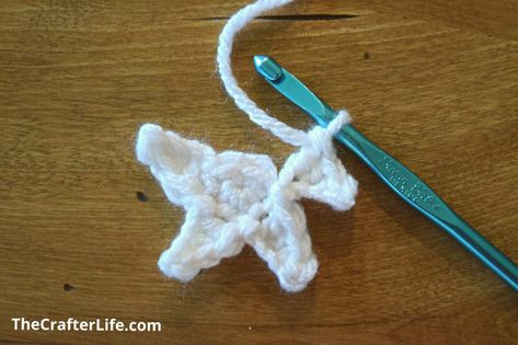 CUTE AND QUICK STAR APPLIQUE PATTERN - The Crafter Life Crochet Bookmarks Free Patterns, Crochet Star Patterns, Star Applique, Crochet Hat For Beginners, Crochet Star, Crochet Baby Hat Patterns, Scrap Yarn, Crocheting Ideas, Beginners Crochet