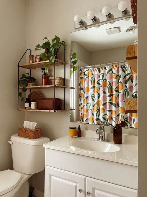 Peach Shower Curtain Bathroom, Small Organized Bathroom, Half Bathroom Theme Ideas, Bright Colorful Bathroom Ideas, Boho Bathroom Ideas Small Apartment, Simple Bathroom Decor Ideas Small Spaces, Functional Bathroom Decor, Small Bathroom Decor Ideas On A Budget, Peach Bathroom Ideas