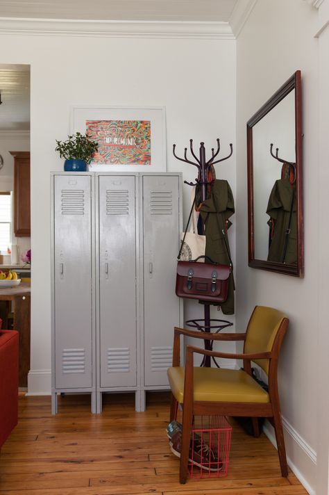 10 Double-Duty Must-Haves for a Super Organized (and Efficient) Entryway Bungalow Entryway, Bootility Room, Lockers Repurposed, Entryway Apartment, Bungalow Style, Entryway Organization, Bungalow House, Style Deco, Garage House