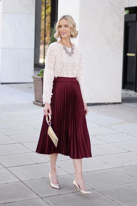 Stylish skerts designs ideas 2022 Burgundy Skirt Outfit Winter, What Color Goes With Burgundy, Traditional Heels, Burgundy Skirt Outfit, Silk Skirt Outfit, Rok Midi, Skirts Outfits, Leather Skirt Outfit, White Pleated Skirt