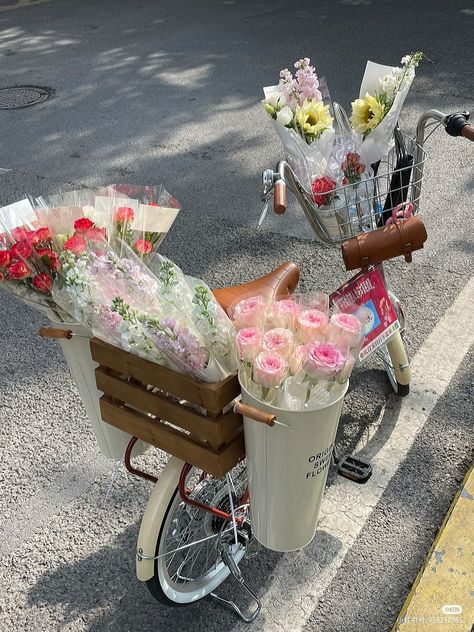 Flower Delivery Aesthetic, Flower Stall Aesthetic, Flower Shop Aesthetic Exterior, Working In A Flower Shop Aesthetic, Flowershop Aesthetic Exterior, Flower Bouquet Diy, Flower Business, Flower Bar, Spring Mood