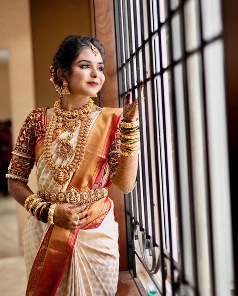 Gold Bridal Saree South Indian, Kerala Bridal Saree Hindus, Temple Jewelry Saree Set For Wedding, Kerala Hindu Bride Jewellery, Tamil Brahmin Bride Jewellery, Velvet Blouse Design, Baby Fashion Newborn, South Indian Wedding Saree, Bridal Jewlery