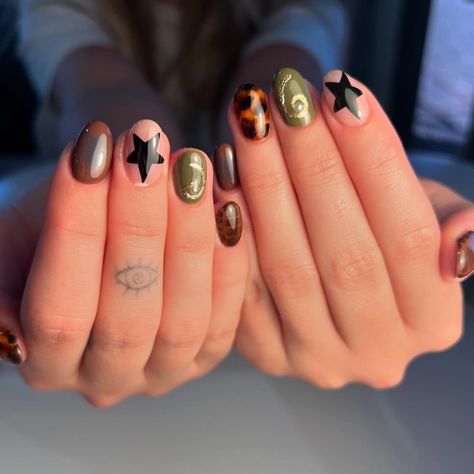 Love these fall nails🤎⭐️ Inspo @tamaminails #fallnails #nailinspo #aznails #madewithkokoist #fall #nails Fall Short Nails Design, Short Natural Nails Fall, Utah Nails Fall, Cute Nail Color Combos, Purdue Nails, Shirt Fall Nails, Fall Gel Nails Designs, Short Nails Birthday, Short Birthday Nails