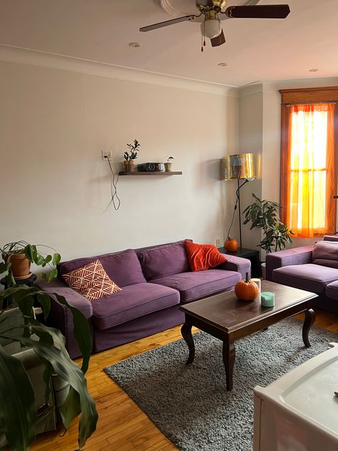 colorful living room inspo Pastel Purple Living Room, Purple Couch, Colorful Living Room, Green Living Room Decor, Purple Living Room, Purple Sofa, Colourful Living Room, Purple Accents, Living Room Inspo