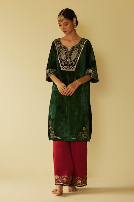 Green Indian Suit, Dresses Punjabi, Velvet Kurta, Maharani Designer Boutique, Short Kurtis, Perspective Sketch, Silk Pant, Latest Model Blouse Designs, Embroidered Kurti