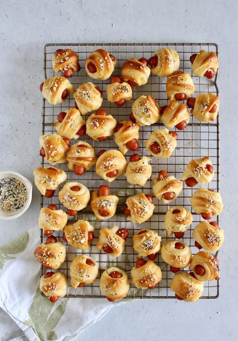 overhead view of mini pigs in a blanket. Cheap Party Snacks, Lil Smokies Recipes, Cheap Appetizers, Crescent Roll Appetizers, Smokies Recipe, Lil Smokies, Everything But The Bagel Seasoning, Everything But The Bagel, Roll Ups Recipes