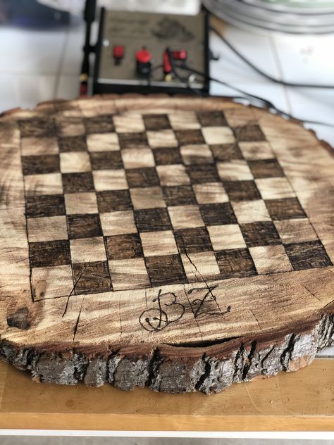 Pyrography Chess Board, Diy Wooden Chess Board, Diy Wood Chess Board, How To Make A Chess Board, Homemade Chess Board, Handmade Chess Board, Cool Chess Boards, Chess Board Ideas, Cool Chess Sets