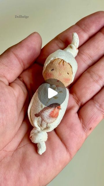 Viktoriya Vashchenko on Instagram: "Meet the tiniest member of Dollbelge Family- Nano❤️ He/she ☺️is only 5 cm, but full of love and joy! For those who likes small creations and wants to make it by themselves- there is a new PDF pattern and Dollmaking tutorial in my shop- with step by step instructions and pictures, very beginner friendly . For those who doesn’t- you can order one via DM. Have a lovely weekend 🌼 _____________________ #dollbelge #dollmaking #sewingforkids  #waldorftoys #patterndesign  #tutorial  #sewingpattern  #miniature  #waldorf #waldorfeducation #waldorfinspired  ￼" Sewing For Dolls, Tiny Dolls To Make Free Pattern, Tiny Dolls To Make, Art Dolls Animals, Felt Doll Tutorial, Soft Dolls Handmade, Waldorf Doll Tutorial, Dolls Handmade Diy, Felt Doll Patterns