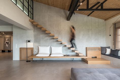 Rural Apartment, Industrial Homes, Space Under Stairs, Staircase Decor, Interior Design Per La Casa, Home Stairs Design, Lan Can, Interior Stairs, House Stairs