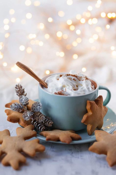 This Gingerbread Latte is for all of you who love holiday coffee, this will bring your favorite coffee shop... home. Easy to make, and perfect for the Christmas holidays. Gingerbread Latte Syrup, Latte At Home, Gingerbread Latte, Chocolate Caliente, Christmas Feeling, Holiday Coffee, Christmas Drinks, Christmas Coffee, Pumpkin Spice Latte