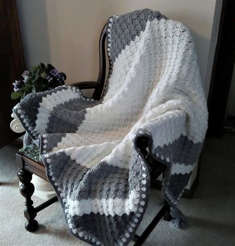 Greetings fellow creatives and crocheters! If you're looking for amazing creative ideas and free crochet patterns, don't hesitate to click the link above! 🍦 Crochet Cable Blanket, Caron One Pound Yarn, Modern Baby Blanket, Blankets Crochet, C2c Crochet Blanket, Easy Crochet Blanket, Crochet Blanket Designs, C2c Crochet, Granny Square Blanket