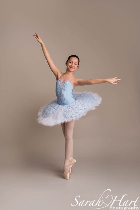 Ballet Model Photography, Ballet Picture Poses Kids, Ballet Photoshoot Poses Kids, Ballet Portrait Photography, Kids Ballet Photoshoot, Ballet Studio Photography, Ballet Photo Poses, Ballerina Poses Photography, Ballerina Photoshoot Kids