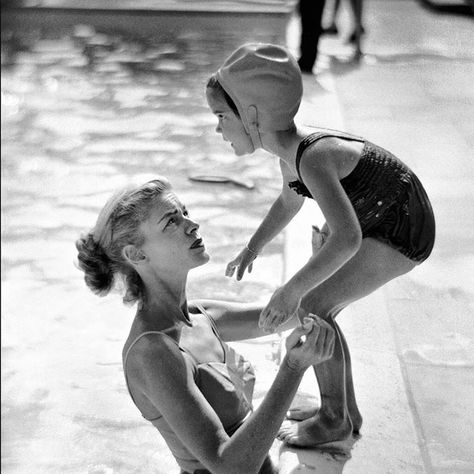 Jump in ! #LaurenBacall and daughter Leslie Bogart #swimmingpool #family Leslie Bogart, Bogie And Bacall, Bogart And Bacall, Stars D'hollywood, Robert Burns, Lauren Bacall, Humphrey Bogart, Fred Astaire, Jaco