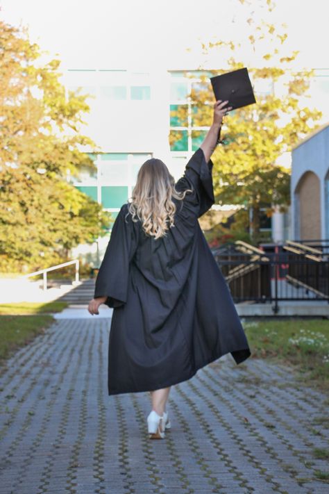 Graduation Poses Photo Shoots Indoor, Pre Convocation Photography, Convocation Photo Ideas, Graduate Outfits For Women, Graduation Shoot Poses, Graduation Day Photo Ideas, Pre Graduation Photoshoot Ideas, College Graduation Pictures Plus Size, Graduation Poses Women