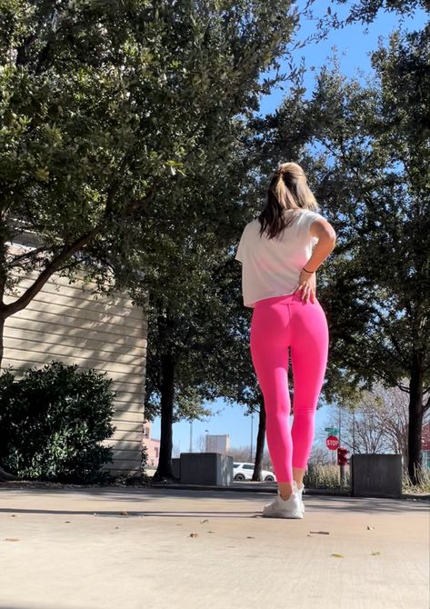 Hot pink yoga leggings Pink Leggings Outfit Athletic Wear, Hot Pink Leggings Outfit, Outfits With Pink Leggings, Pink Leggings Outfit, Hot Pink Leggings, Outfits Leggins, Workout Fits Women, Outfits Athletic, Beyond Yoga