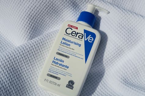 Skincare Review: CeraVe Moisturising Lotion Cera Ve Aesthetic, Cera Ve, Cerave Moisturizer, Cerave Moisturizing Lotion, Dermatologist Recommended Skincare, Skincare And Makeup Products, Dry Skin Body, Healing Ointment, Lotion For Dry Skin