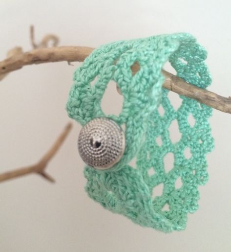 Crochet Bracelet Pattern, Crochet Jewlery, Bracelet Crochet, Crochet Jewelry Patterns, Lace Bracelet, Crochet Clothing And Accessories, Crochet Bracelet, Bracelet Diy, Crochet Headband